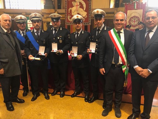 4 agenti di Albenga premiati in occasione della giornata della polizia locale 4 agenti di Albenga premiati in occasione della giornata della polizia locale
