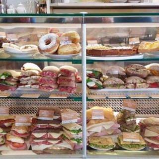 Una vetrina di panini di una delle poche aree autostradali a gestione familiare