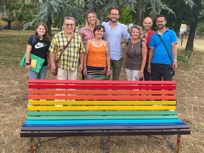 Albisola, inaugurata una panchina arcobaleno nel parco dell'accoglienza (FOTO)