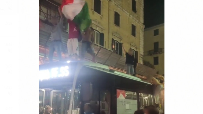 Europei e festeggiamenti, danneggiati alcuni bus. Tpl: "Chiesto di modificare il servizio per la finale"