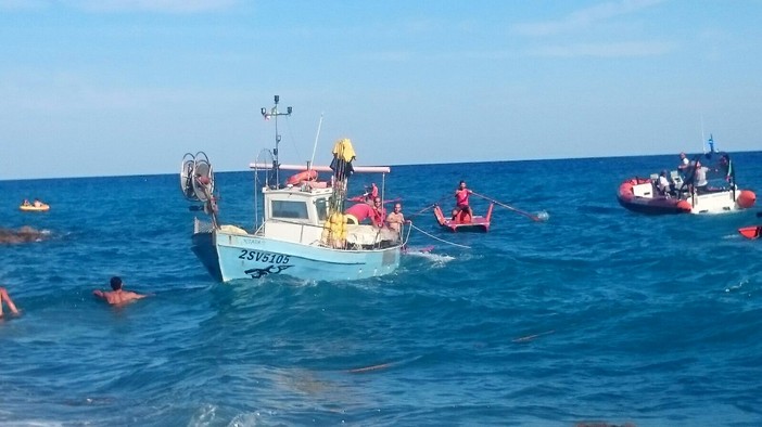 Albisola, peschereccio in difficoltà: dirottato a riva dai soccorsi per evitare gli scogli Albisola, peschereccio in difficoltà: dirottato a riva dai soccorsi per evitare gli scogli