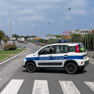 Savona, sversamento di materiale oleoso sull'asfalto: chiuso un tratto di corso Svizzera Savona, sversamento di materiale oleoso sull'asfalto: chiuso un tratto di corso Svizzera