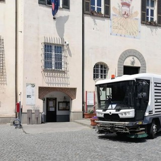 Millesimo, pulizia strade e marciapiedi con l'ausilio di spazzatrice (FOTO)
