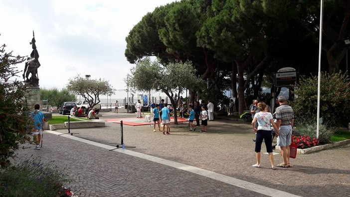 Spotorno: un mazzo di fiori sotto il monumento ai caduti per le vittime di Genova