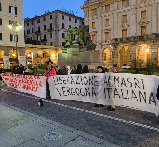 Rimpatrio Almasri, presidio e striscioni in Piazza Mameli: "Meloni ha liberato un criminale" Rimpatrio Almasri, presidio e striscioni in Piazza Mameli: "Meloni ha liberato un criminale"