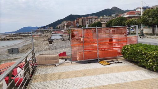 Lo stato del cantiere della passeggiata di ponente a Loano durante l'estate Lo stato del cantiere della passeggiata di ponente a Loano durante l'estate