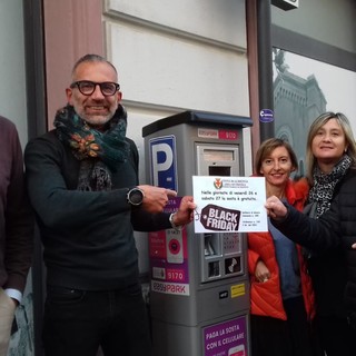 Albenga, parcheggi gratis per tutto il weekend del Black Friday Albenga, parcheggi gratis per tutto il weekend del Black Friday
