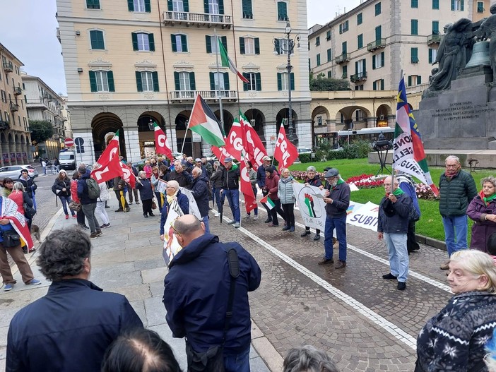 Savona, presidio in Piazza Mameli per fermare la guerra in Medio Oriente: "Pace subito" (FOTO) Savona, presidio in Piazza Mameli per fermare la guerra in Medio Oriente: "Pace subito" (FOTO)
