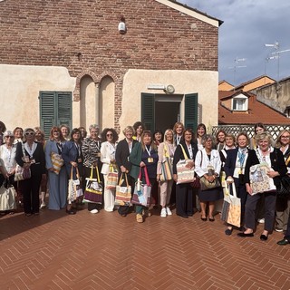 Le socie presentano le borse del progetto “Di donna in donna”