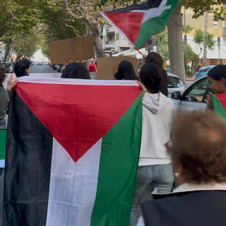 "Non possiamo distogliere lo sguardo": le voci del presidio ingauno per la Palestina "Non possiamo distogliere lo sguardo": le voci del presidio ingauno per la Palestina