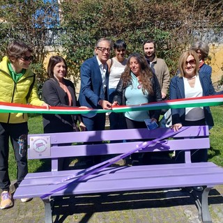 Albenga, inaugurata la panchina viola per la Fibromialgia (FOTO)