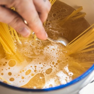 La pasta non solo è buona, fa anche bene: ecco la ricetta degli spaghetti con lo stoccafisso