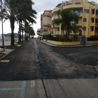 Ad Albenga continuano gli interventi di asfaltatura, vicesindaco Passino: “Rispondiamo a segnalazioni degli utenti ed esigenze di sicurezza stradale”