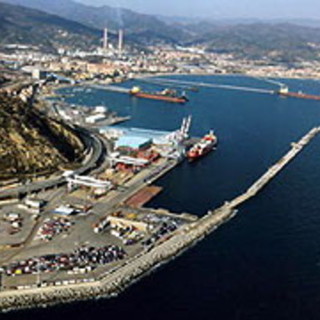 Savona, il M5S dice no al deposito di bitumi nel Porto