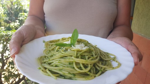 In foto un piatto di pasta al pesto