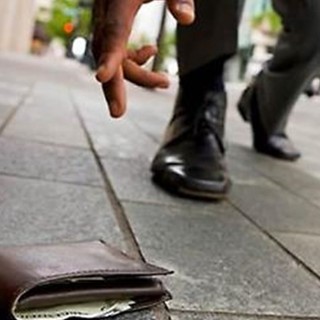 Portafoglio perso a Toirano: 700 euro e documenti tornano alla proprietaria grazie ad un funzionario della Questura Portafoglio perso a Toirano: 700 euro e documenti tornano alla proprietaria grazie ad un funzionario della Questura