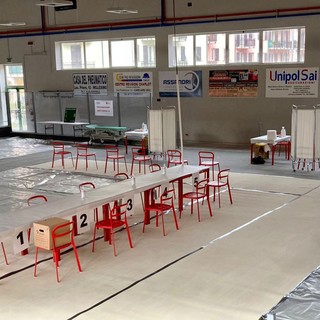 Millesimo, allestimenti completati al palazzetto dello sport: domani, 9 marzo, via alle vaccinazioni (FOTO)