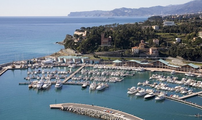 Scoppia un tombino durante il rifornimento di uno yacht: paura nel porto di Varazze Scoppia un tombino durante il rifornimento di uno yacht: paura nel porto di Varazze