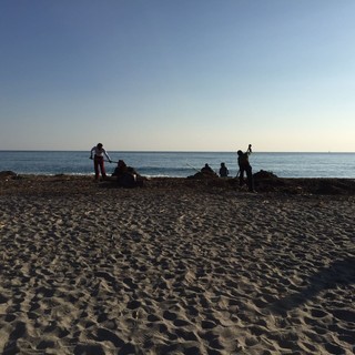 A Pietra Ligure i profughi ripuliscono le spiagge