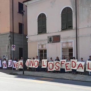 Cairo, l’assessore regionale Viale accolta dallo striscione "I muri non fanno l'ospedale"
