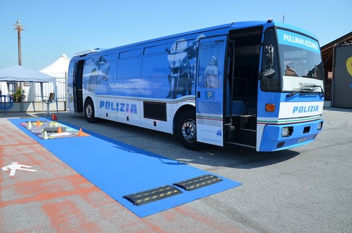 'Pullman azzurro' della Polizia Stradale sulla A10