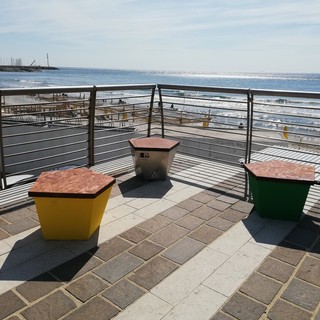 Andora, panchine elettroniche vista mare per ricaricare cellulari, tablet e ascoltare musica