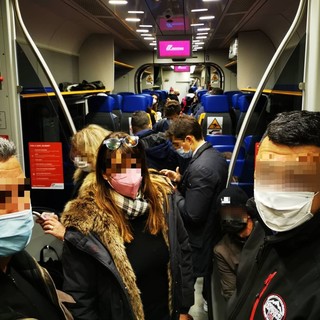 Orario modificato per lavori sulla linea, pendolari accalcati sul treno Savona-Ventimiglia (FOTO) Orario modificato per lavori sulla linea, pendolari accalcati sul treno Savona-Ventimiglia (FOTO)