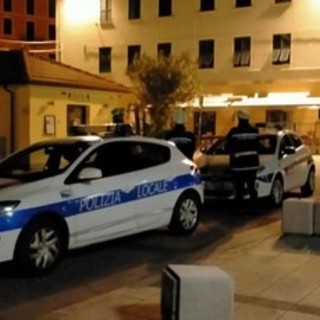 Ubriaco in monopattino tra i dehors della Darsena colpisce gli agenti