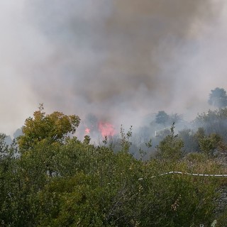 Pietra Ligure: incendio al Trabocchetto, fiamme vicinissime alle case (FOTO e VIDEO)