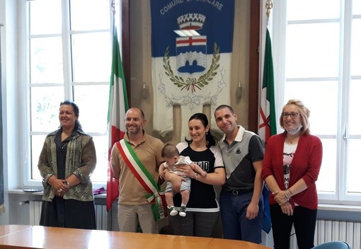 Festa per il piccolo Lorenzo, il primo nato del 2020 a Carcare (FOTO)