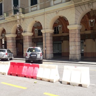 Savona, lavori in piazza del Popolo: nuova linea di parcheggi ed eliminazione isole di fronte all’Hotel Suisse