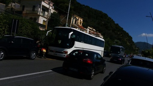 Pullman di "incivili" a Laigueglia, Edi Perino: "Se trovano i bagni occupati la fanno nelle cabine"