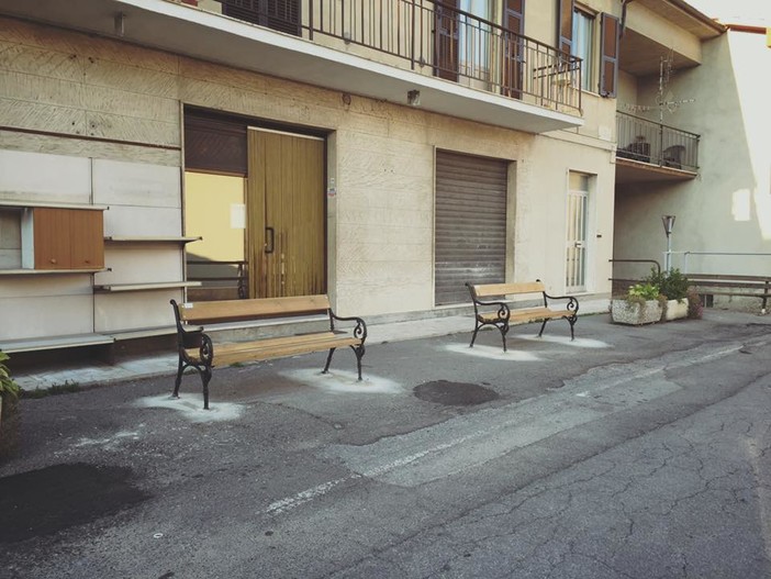 Rocchetta Cairo, installate le nuove panchine in via Satragno Rocchetta Cairo, installate le nuove panchine in via Satragno