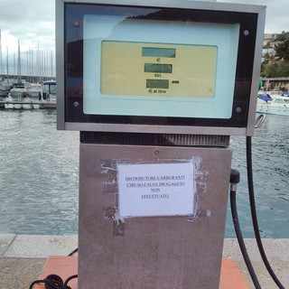 Finale: il distributore del porto è "Chiuso per mancato dragaggio" Finale: il distributore del porto è "Chiuso per mancato dragaggio"
