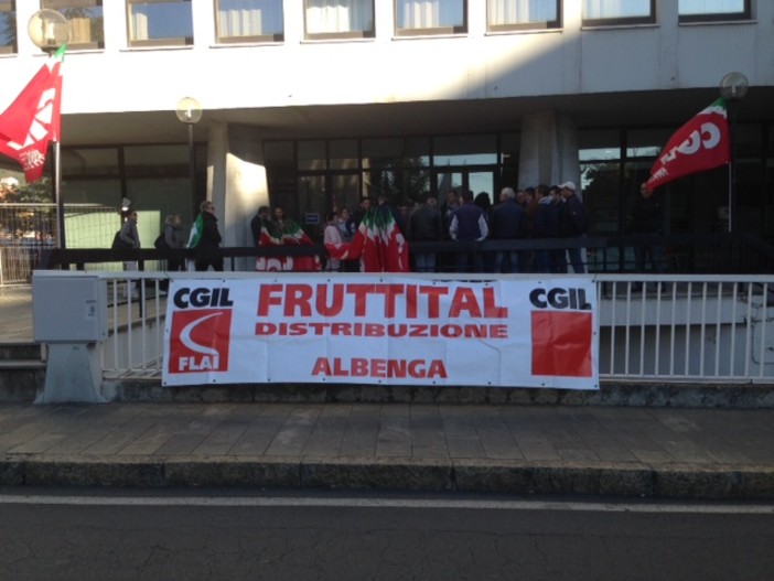 Savona, presidio dei lavoratori della "Gf Group" sotto il palazzo della Provincia