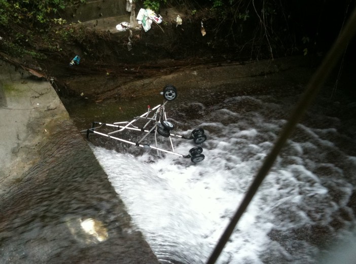 Alassio: feste finite nel rio di via Sollai finisce anche un passeggino