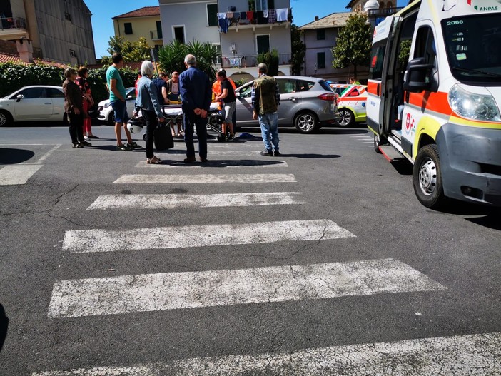 Investimento pedonale in via Patrioti ad Albenga, uomo trasportato in codice giallo al Santa Corona (FOTO)