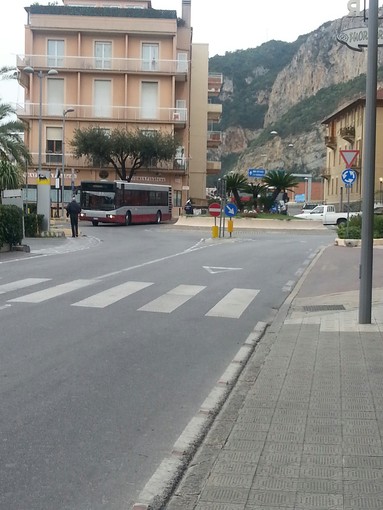 Finale Ligure, traffico in tilt per un bus bloccato alla rotonda della stazione