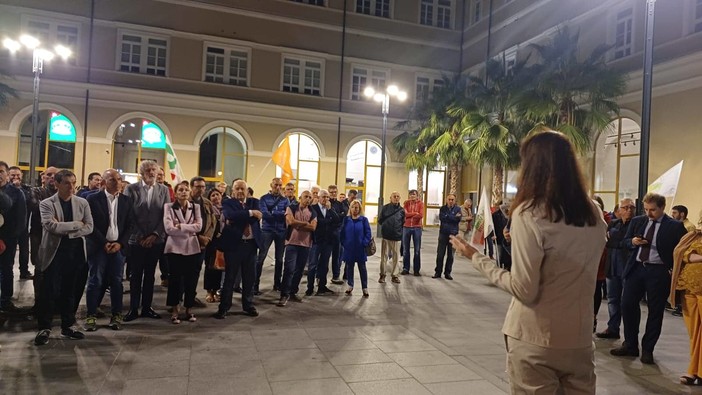 Savona, in piazza Pertini si conclude la campagna elettorale del Pd e della coalizione (FOTO) Savona, in piazza Pertini si conclude la campagna elettorale del Pd e della coalizione (FOTO)