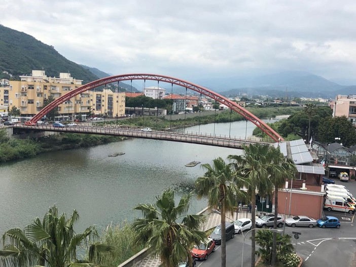 Albenga: il ponte Viveri torna ad essere rosso!