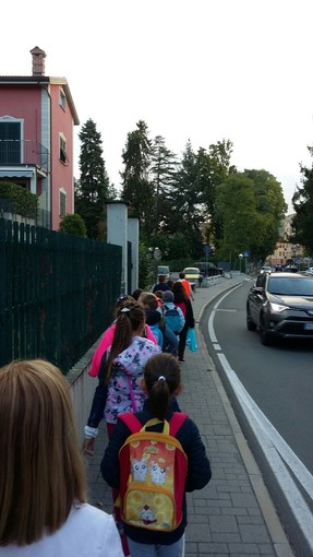 A Carcare è ripartito il Piedibus: 50 bambini, 20 volontari e 4 linee