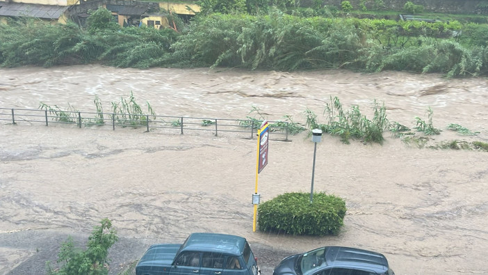 Il Pora esondato lungo la Sp17 "per Calice"