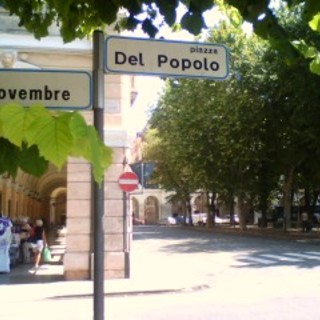 Savona, controlli della Polizia in Piazza del Popolo. Tre straniere espulse