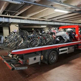 Albenga, la polizia locale rimuove bici e scooter abbandonati Albenga, la polizia locale rimuove bici e scooter abbandonati