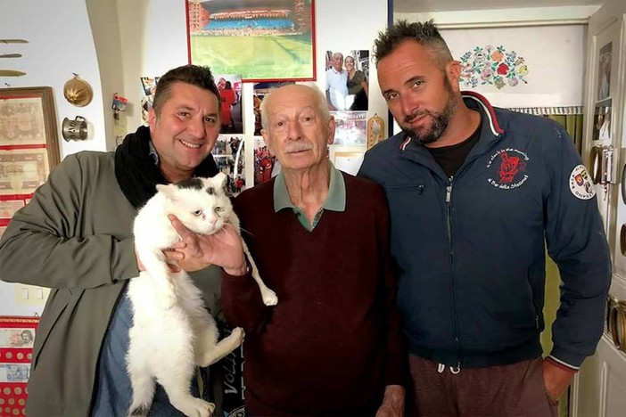 Un uomo solo, un micio e una bella storia a lieto fine per la Croce Bianca di Alassio Un uomo solo, un micio e una bella storia a lieto fine per la Croce Bianca di Alassio