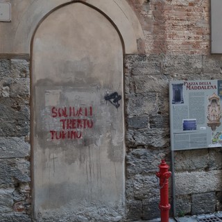 Savona, rimosso bidone dei rifiuti in piazza della Maddalena: i commercianti insorgono