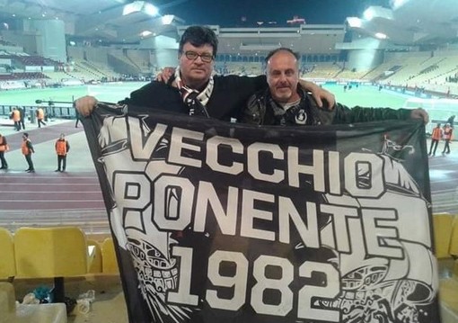 "Pippo Spalla", a sinistra, durante una delle tante trasferte al seguito della Juventus "Pippo Spalla", a sinistra, durante una delle tante trasferte al seguito della Juventus