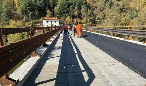 Millesimo, installazione delle barriere di sicurezza sul ponte della Sp 51: dal 7 settembre scatta il senso unico alternato