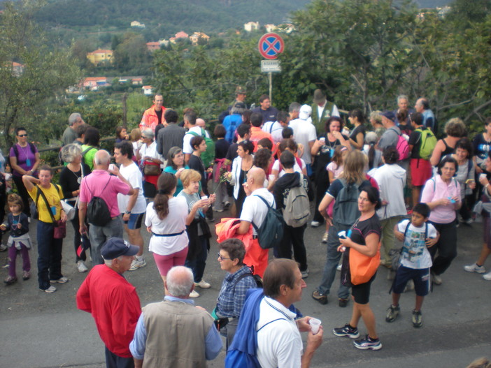 Passeggiando Volontariamente, gli iscritti in marcia a Celle Ligure