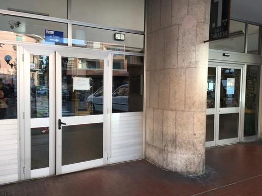 Degrado ad Albenga, il consigliere Ciangherotti: "Danneggiate da mesi le tre porte per accedere all'atrio della stazione"